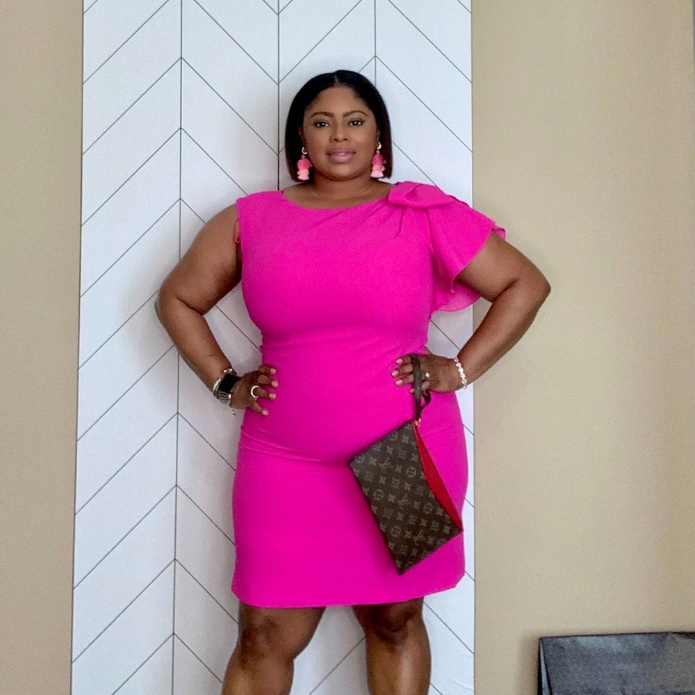 Sleeveless pink dress with shoulder bow